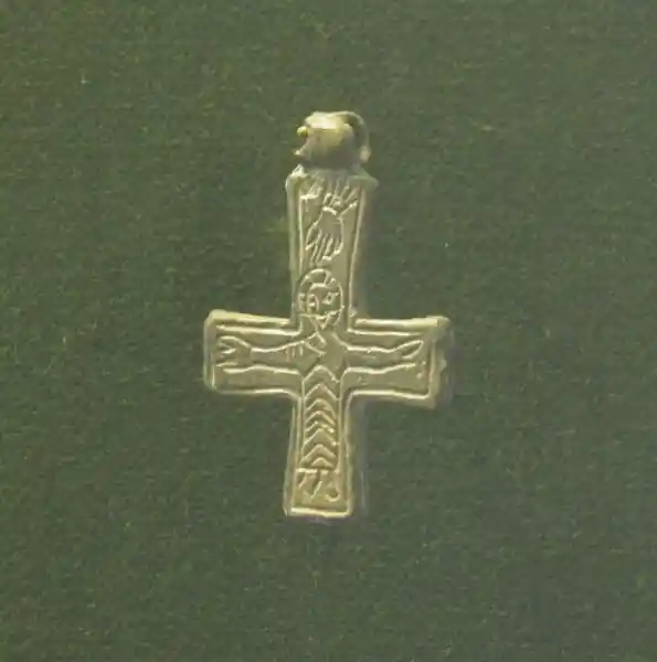 Crucifix pendant
